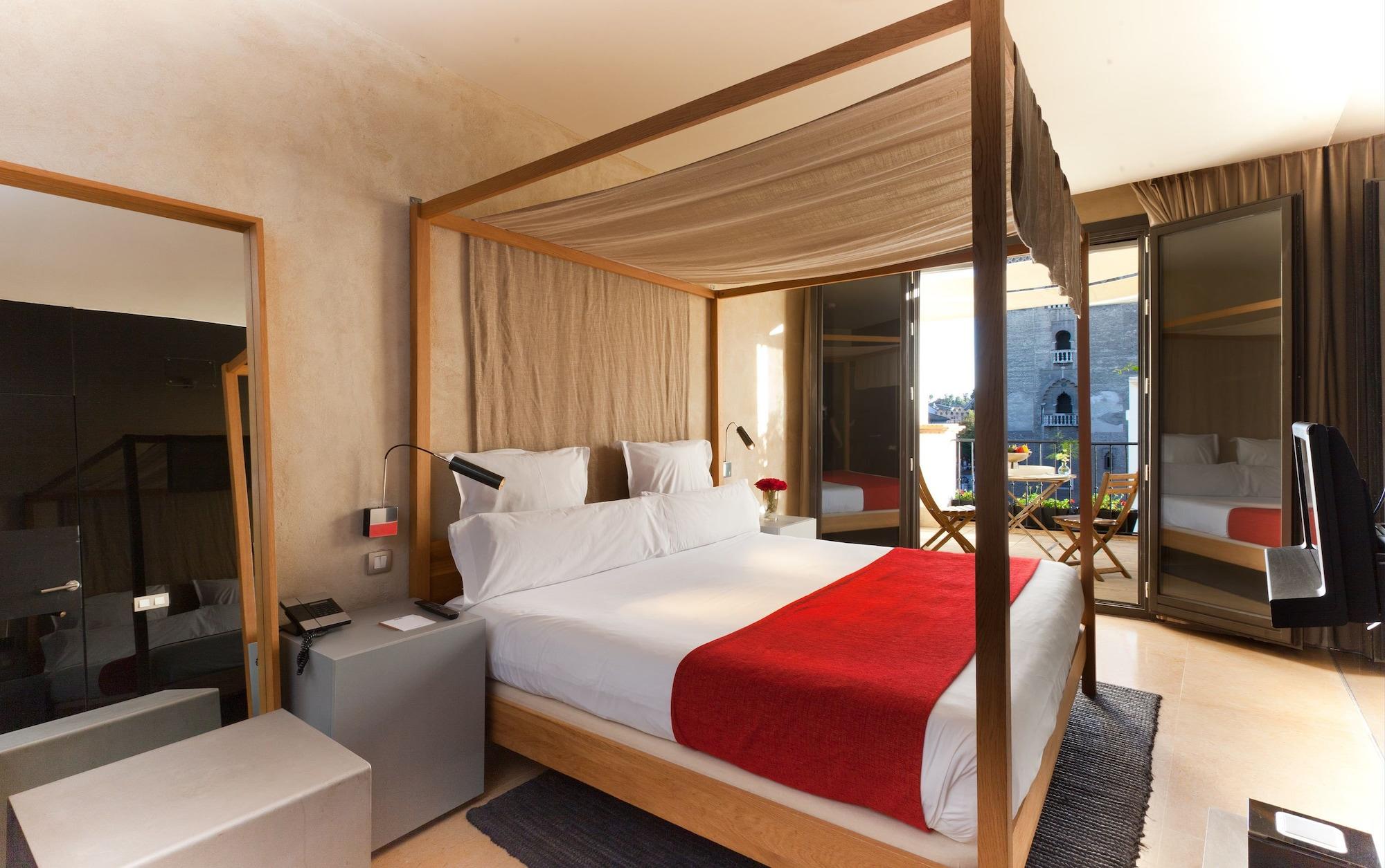 Eme Catedral Mercer Hotel Севиля Екстериор снимка A bedroom at the hotel