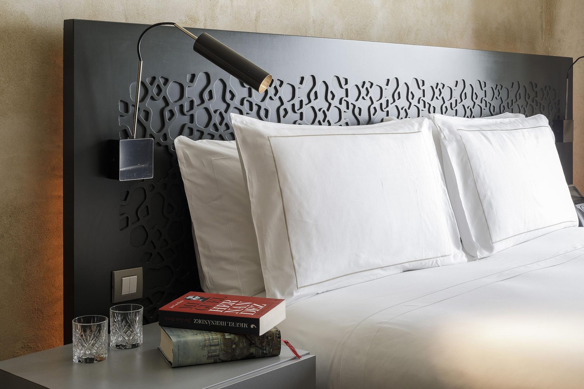 Eme Catedral Mercer Hotel Севиля Екстериор снимка A room at the hotel