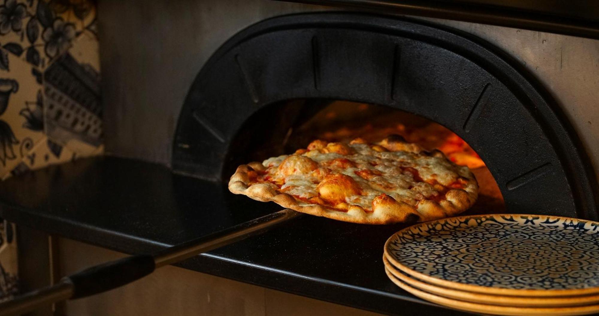 Eme Catedral Mercer Hotel Севиля Екстериор снимка Pizza being removed from a wood-fired oven