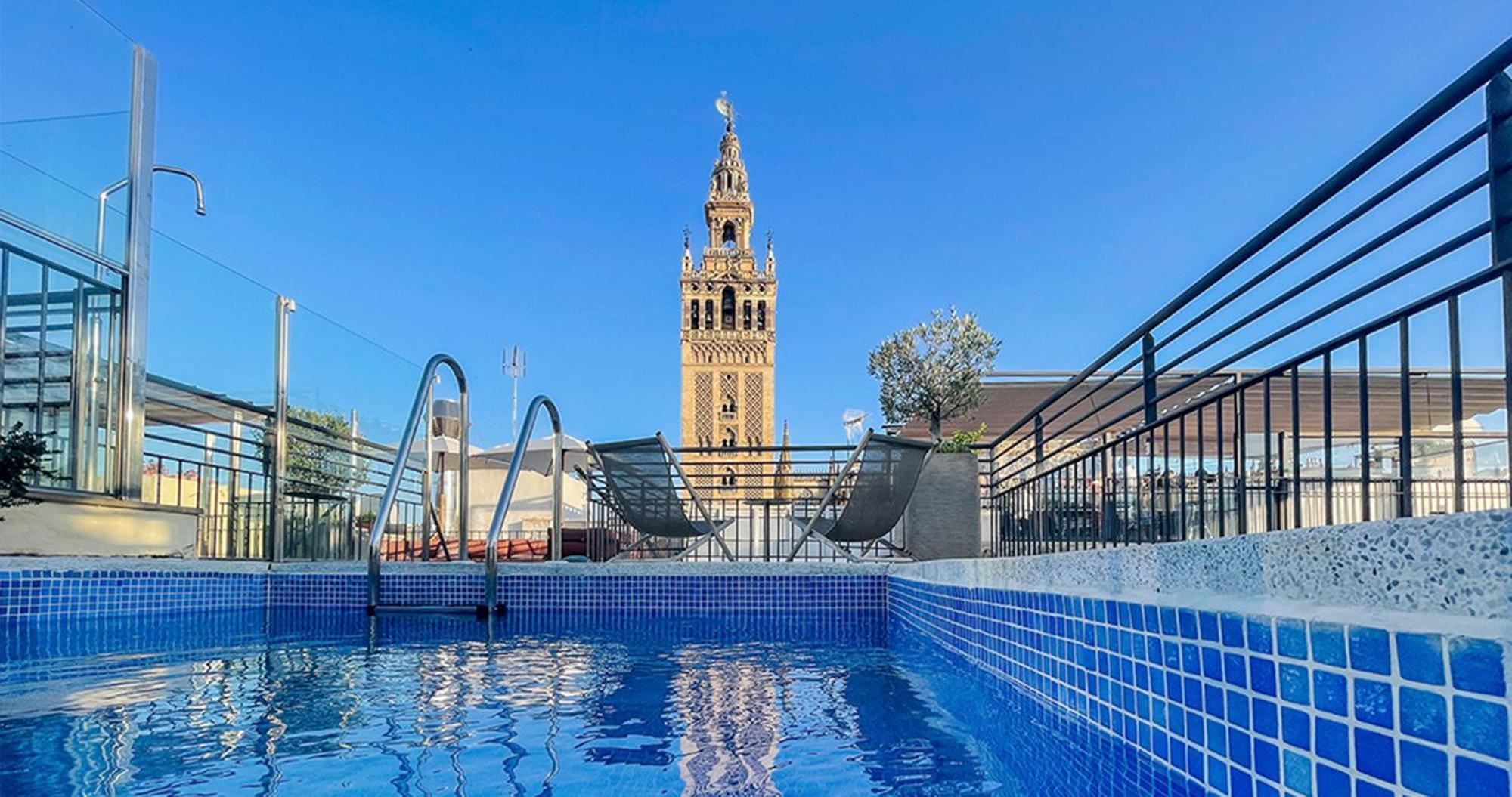 Eme Catedral Mercer Hotel Севиля Екстериор снимка The rooftop pool at the Hotel Casa 1800