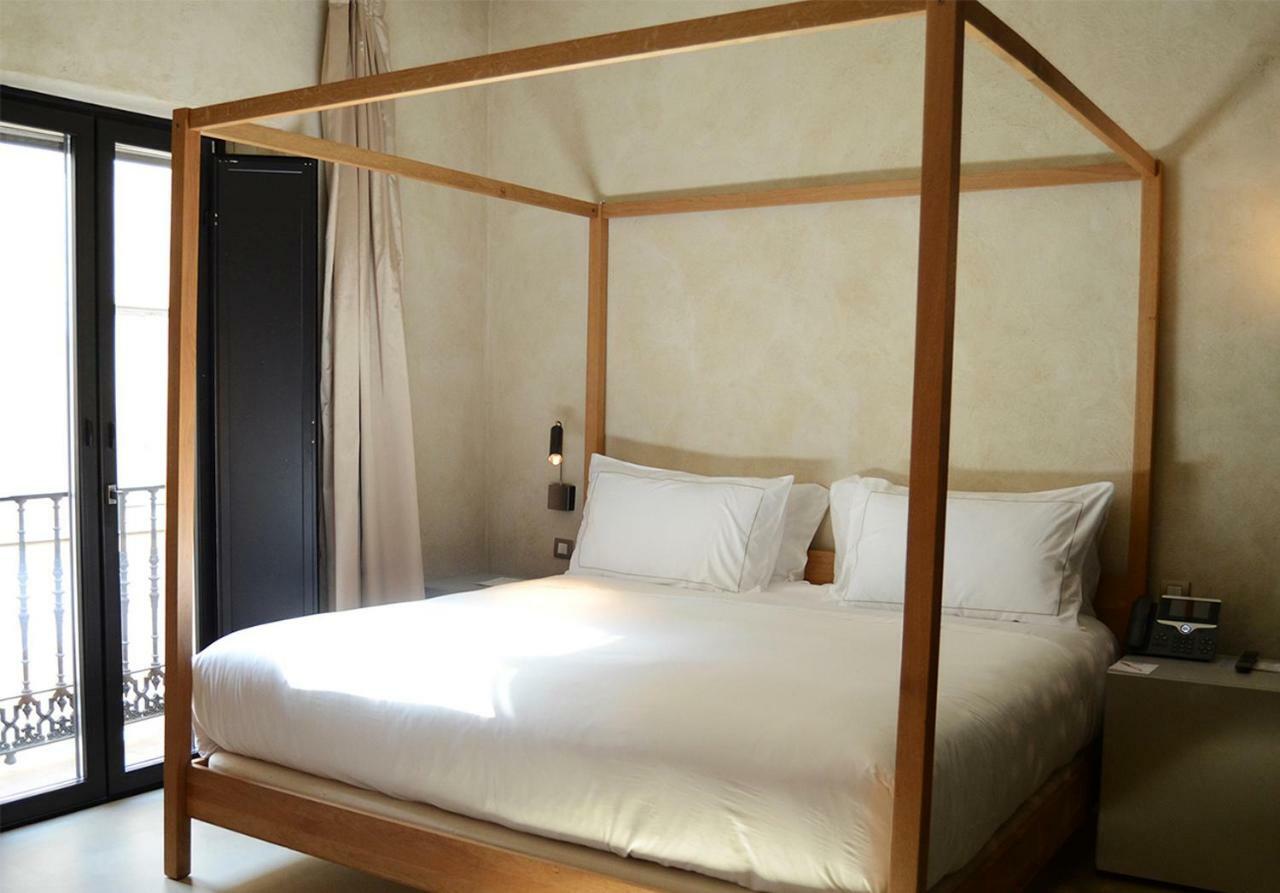 Eme Catedral Mercer Hotel Севиля Екстериор снимка A four-poster bed