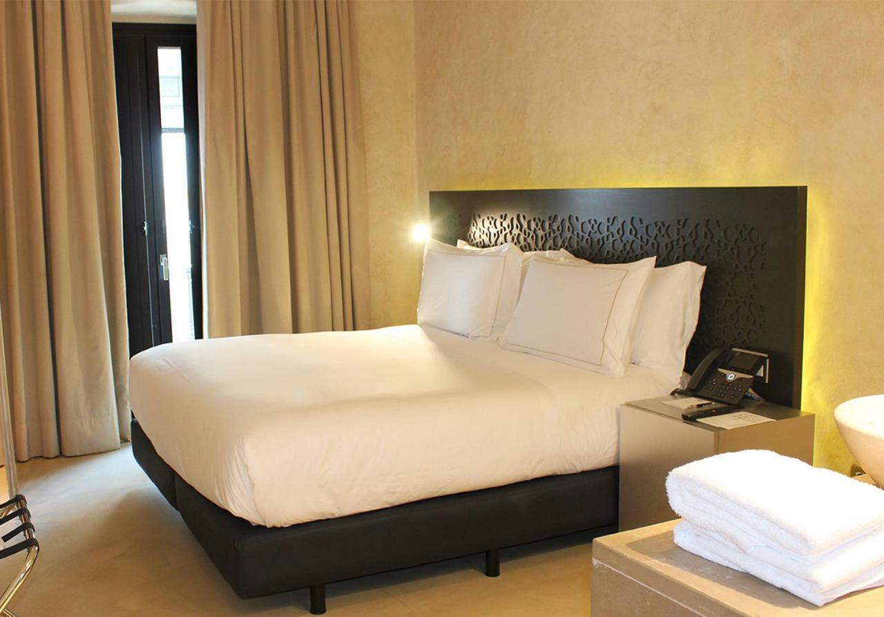 Eme Catedral Mercer Hotel Севиля Екстериор снимка A bedroom at the hotel