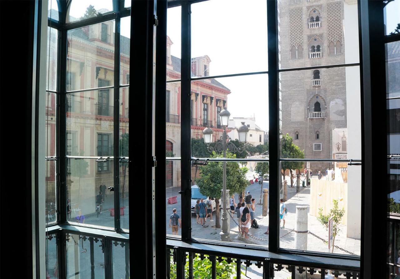 Eme Catedral Mercer Hotel Севиля Екстериор снимка A window in the house of Picasso in Barcelona