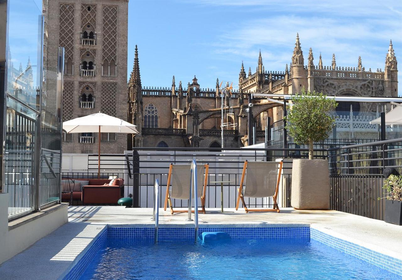 Eme Catedral Mercer Hotel Севиля Екстериор снимка Rooftop pool at Hotel Casa 1887