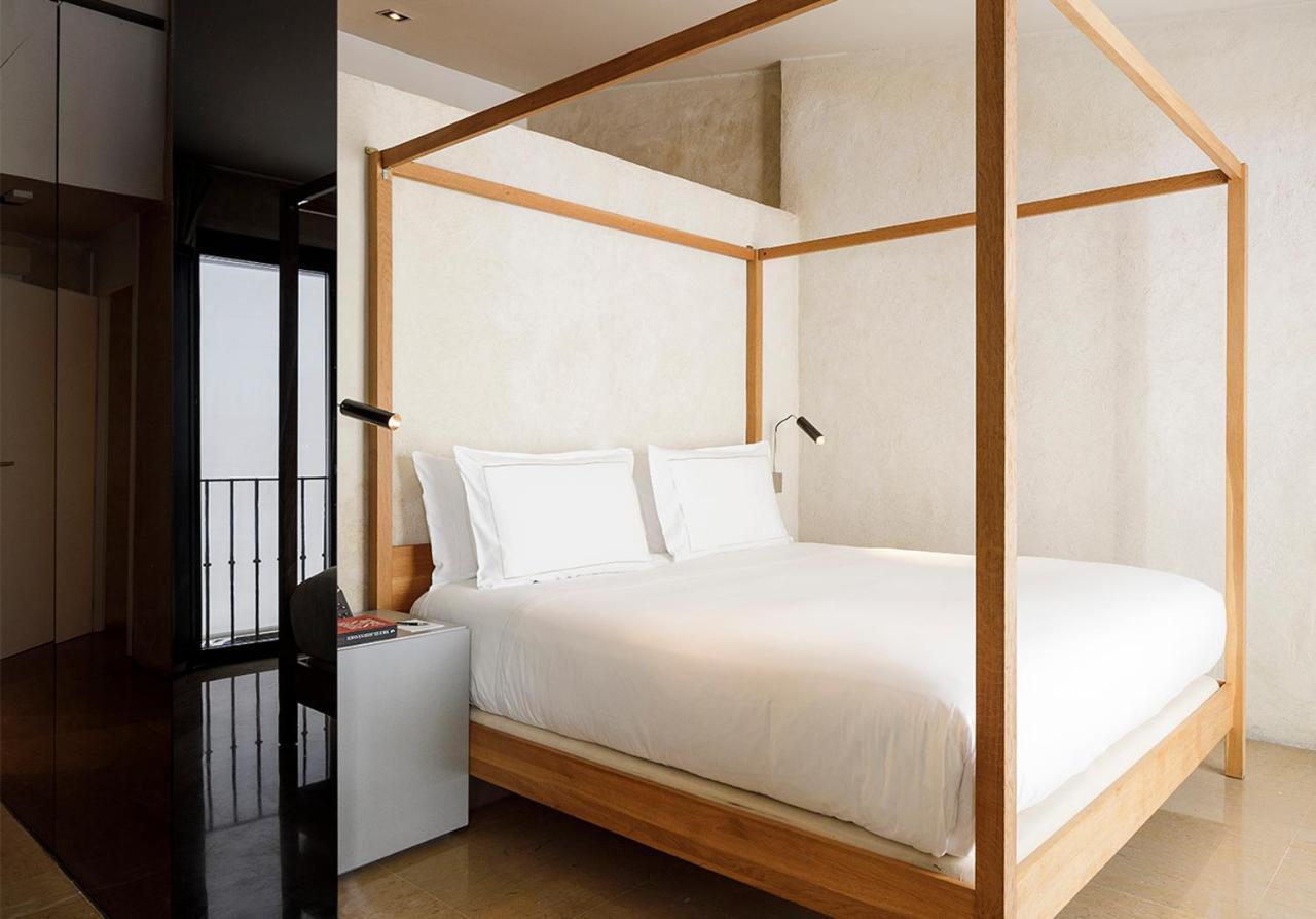 Eme Catedral Mercer Hotel Севиля Екстериор снимка A four-poster bed