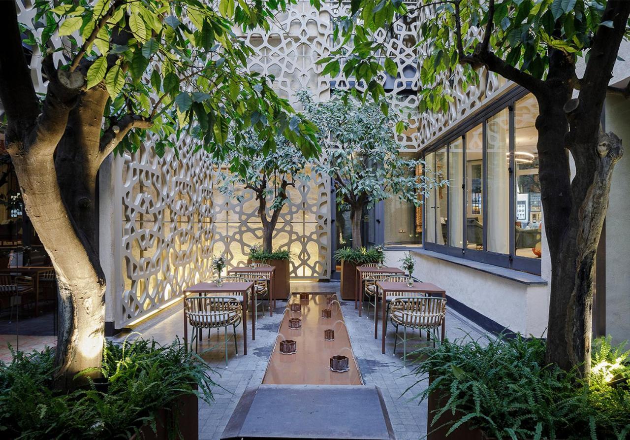 Eme Catedral Mercer Hotel Севиля Екстериор снимка The courtyard at the hotel