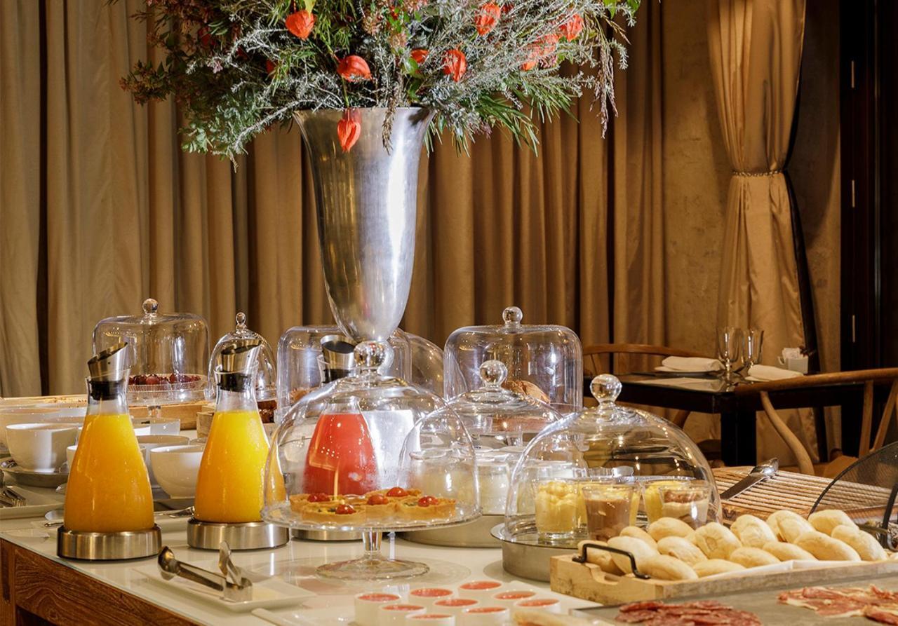 Eme Catedral Mercer Hotel Севиля Екстериор снимка A breakfast buffet