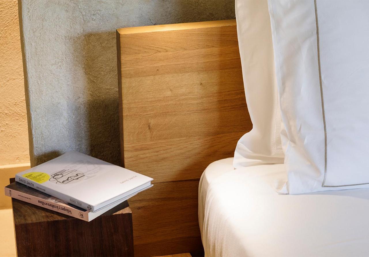Eme Catedral Mercer Hotel Севиля Екстериор снимка A bed with a duvet
